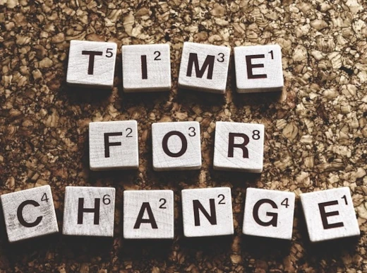 Zeigt Letramix Buchstaben mit den Wörnern 'TIME FOR CHANGE'
